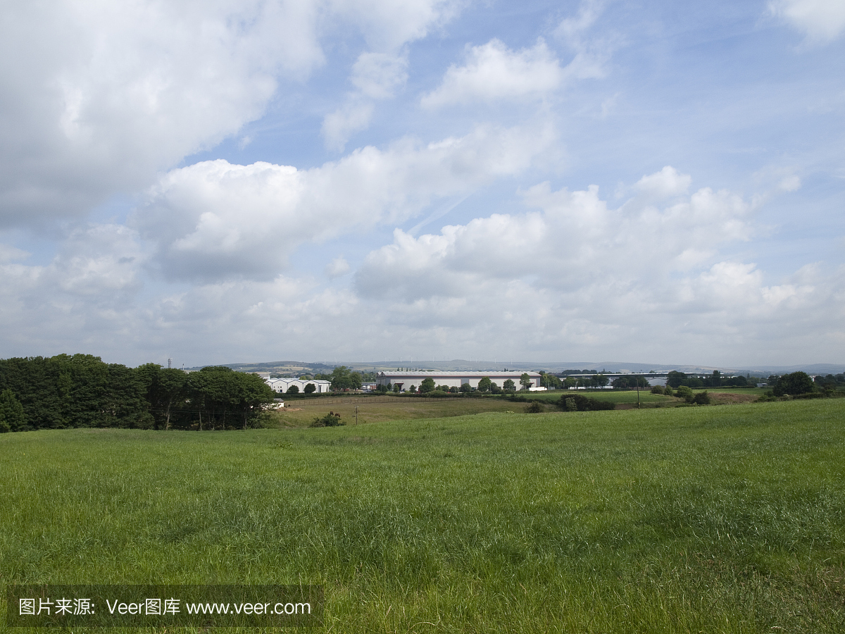 丰富的翠绿草场,靠近英国的一个大型工业区
