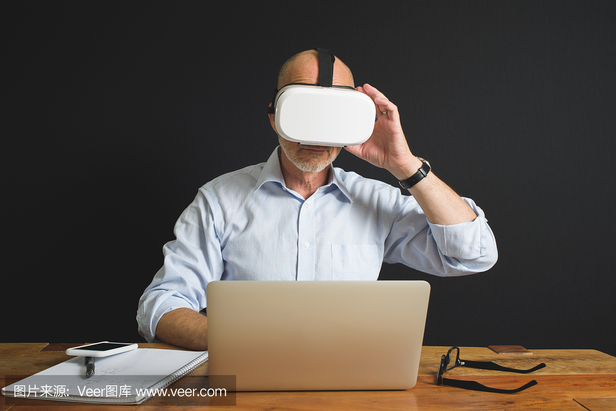专业人士使用虚拟现实耳机笔记本电脑和智能手