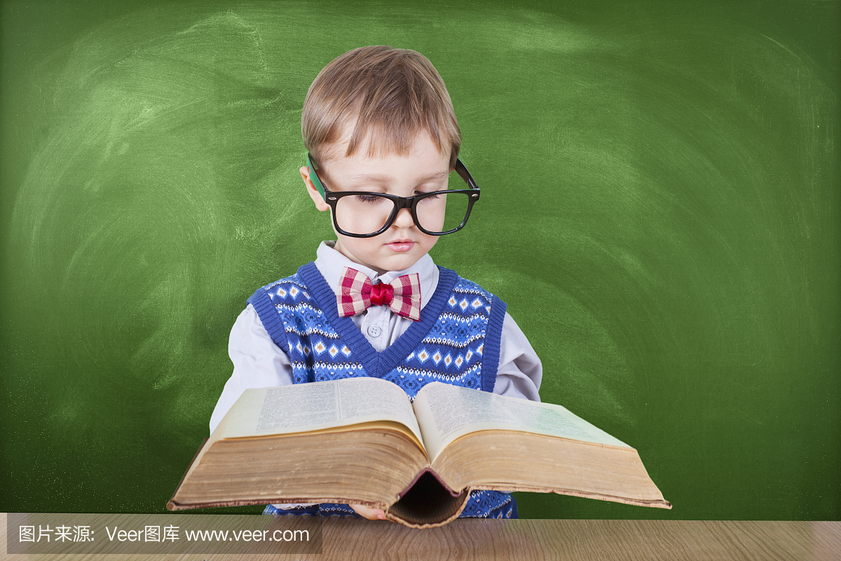 小学生在学校董事会面前读书