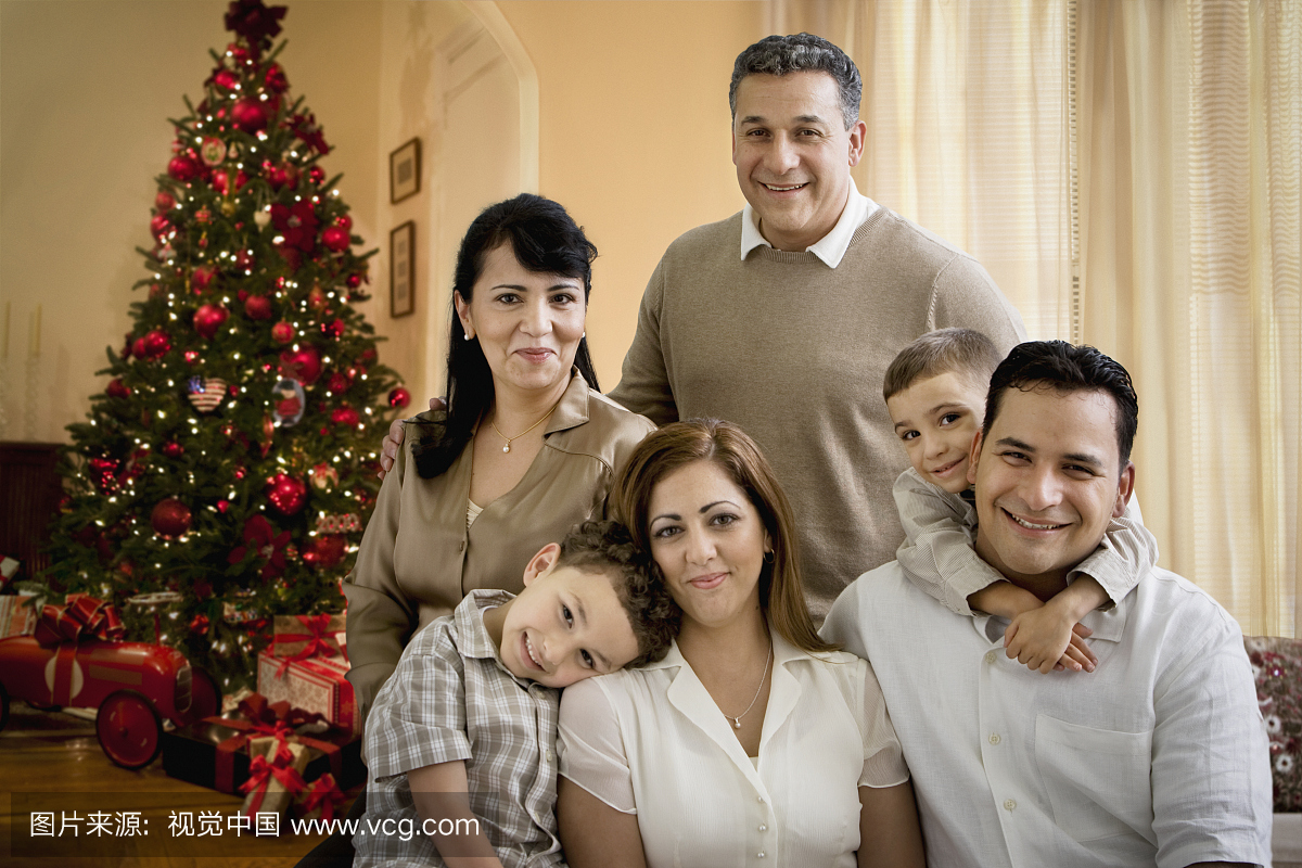 西班牙裔家庭在圣诞节时间在客厅微笑