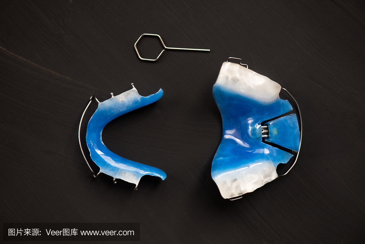 牙齿蓝色可拆卸支架或牙齿保持器