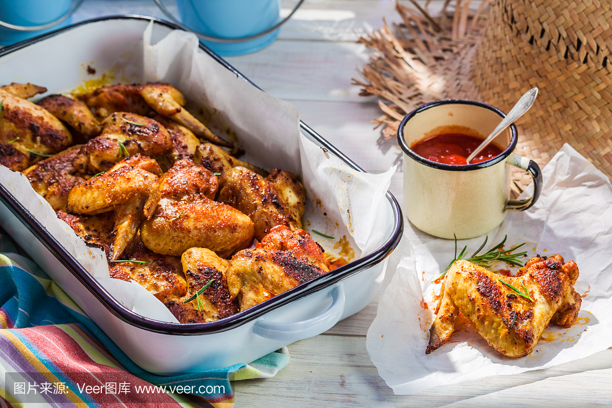 热鸡翅与烧烤酱在夏天的厨房