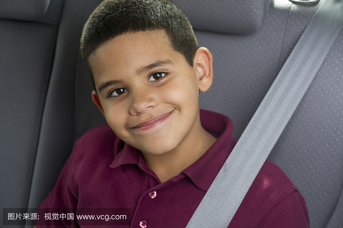 西班牙裔男孩8,安全带在汽车后座