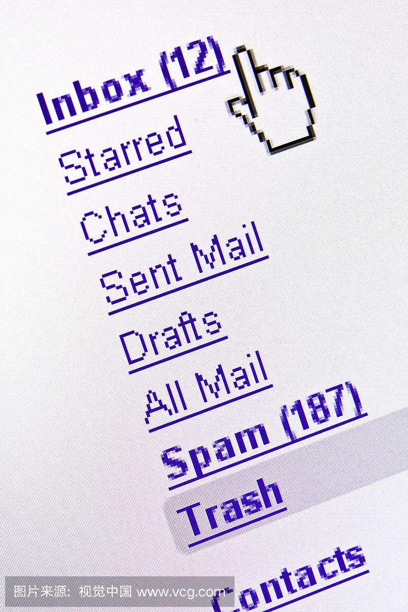 电子邮件收件箱屏幕截图显示在电脑显示器上