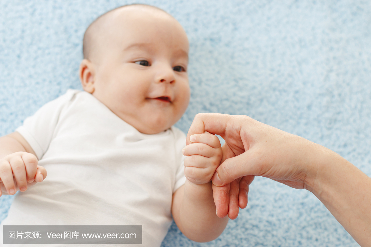 宝宝的手抚摸着母亲的手指