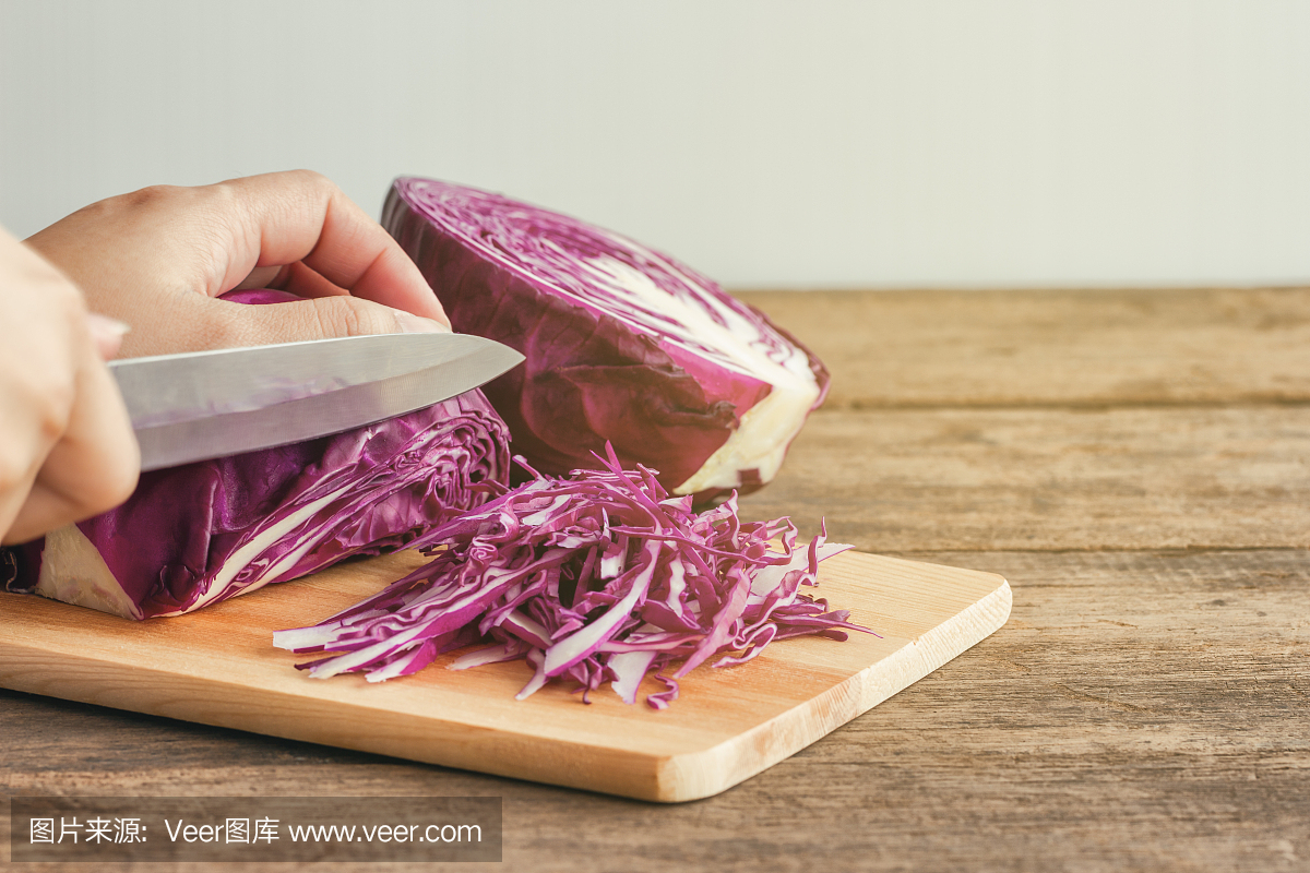 新鲜紫吸脂在切菜板上切碎好处上。v吸脂蔬菜烹木桌瘦腿甘蓝图片