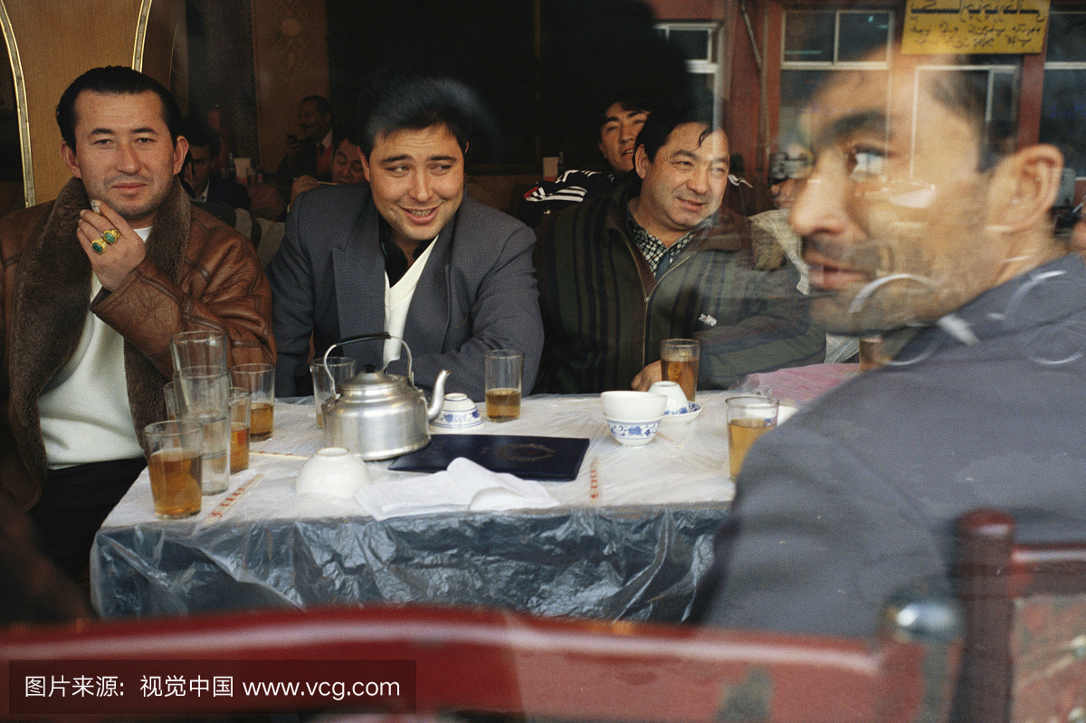 北京,中华人民共和国。穆斯林维吾尔族男子坐