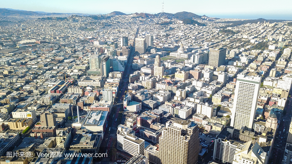城市旧金山的鸟瞰图。在晴朗的天气下午。加利