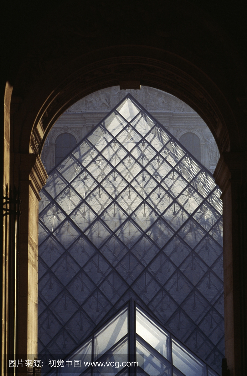 金字塔视图,卢浮宫博物馆的主要入口,由Ieoh M