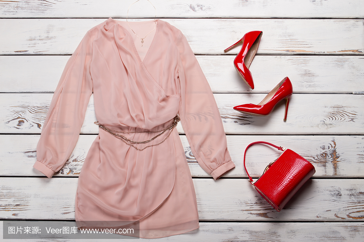 桃色连衣裙有光泽的高跟鞋。