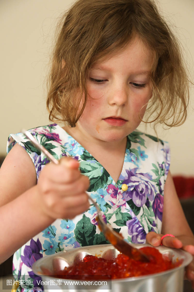 小孩玩得开心,从勺子吃果冻