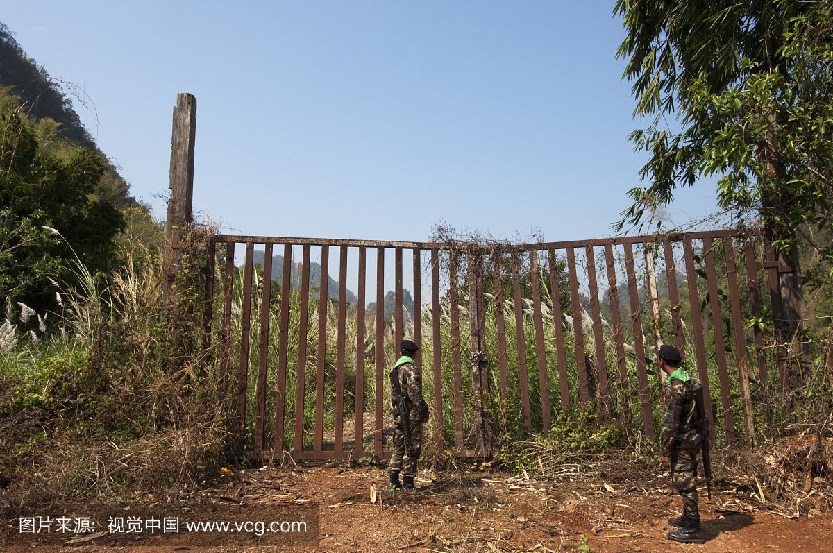 守卫泰国与缅甸边界的士兵三塔通行证。