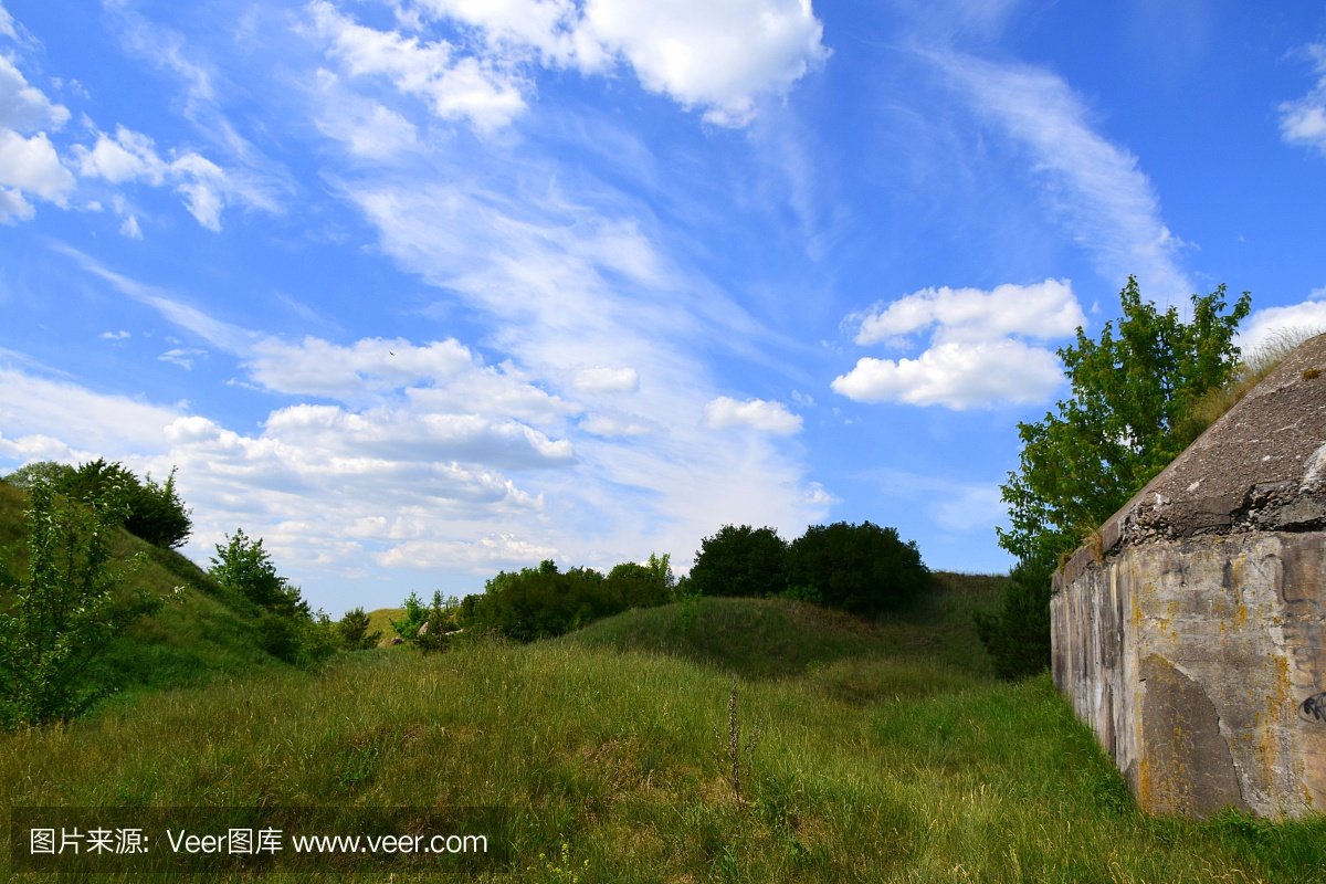 被遗弃的地堡在小山上