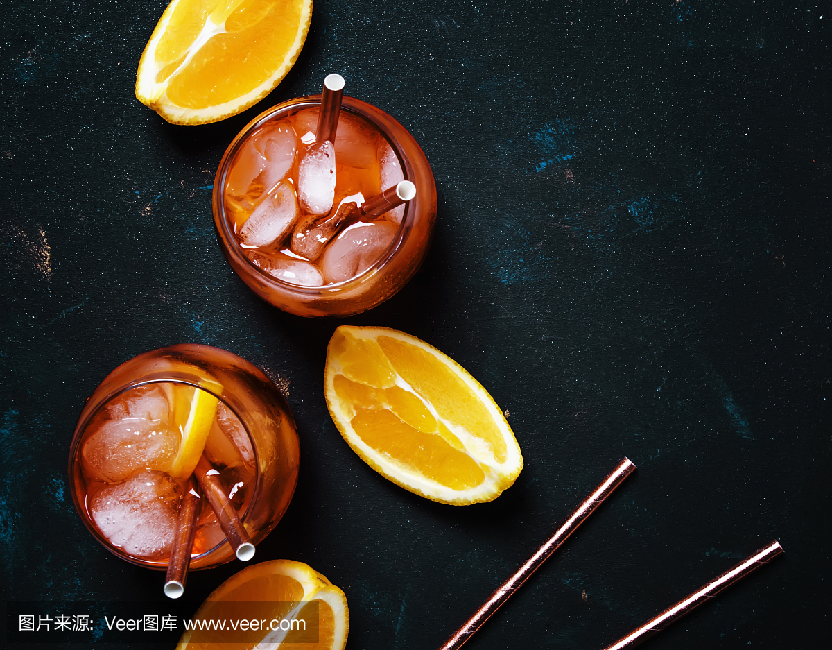 意大利橙鸡尾酒配开胃酒,冰,起泡酒