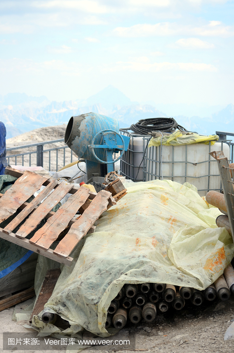 水泥搅拌机在山上施工现场