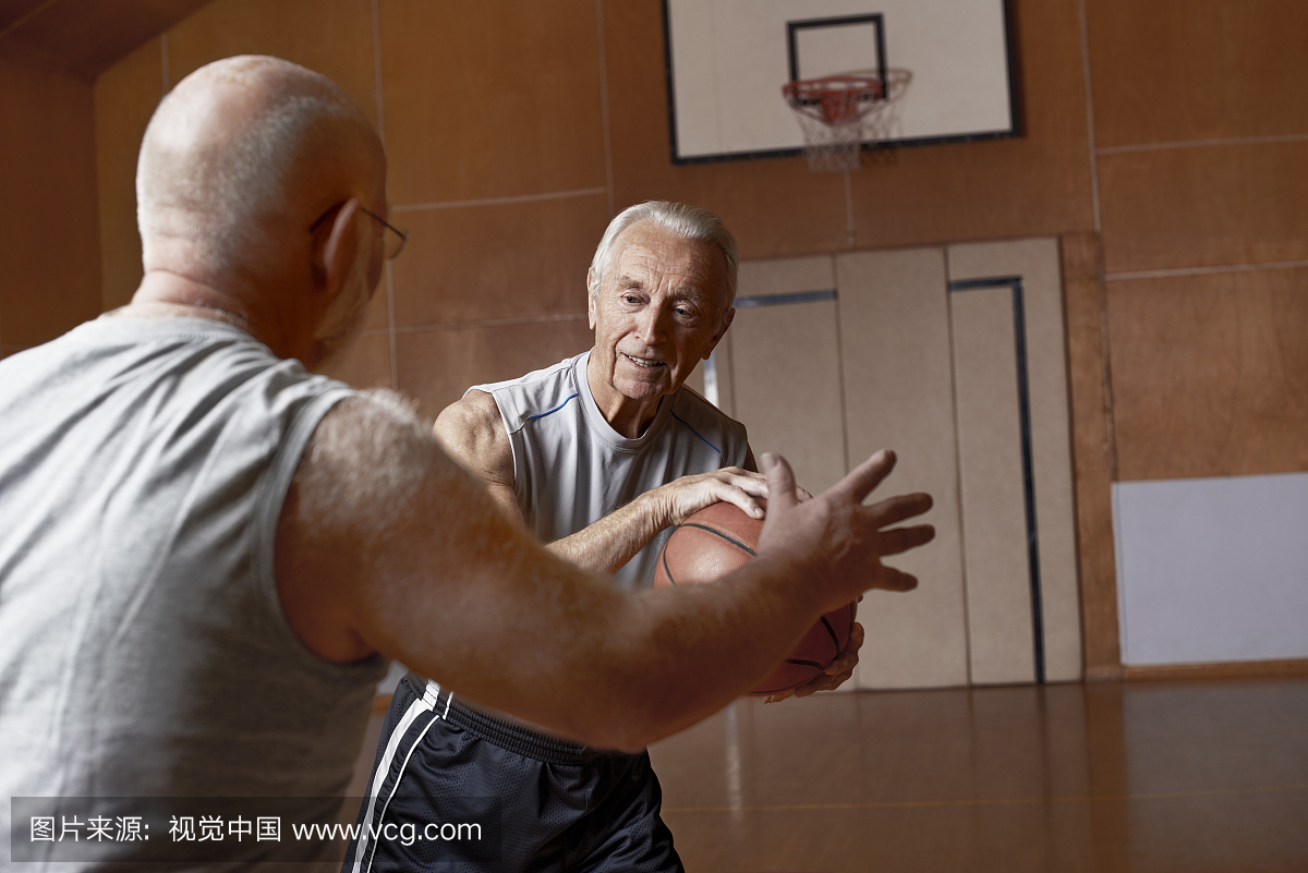 老年人在健身房打篮球
