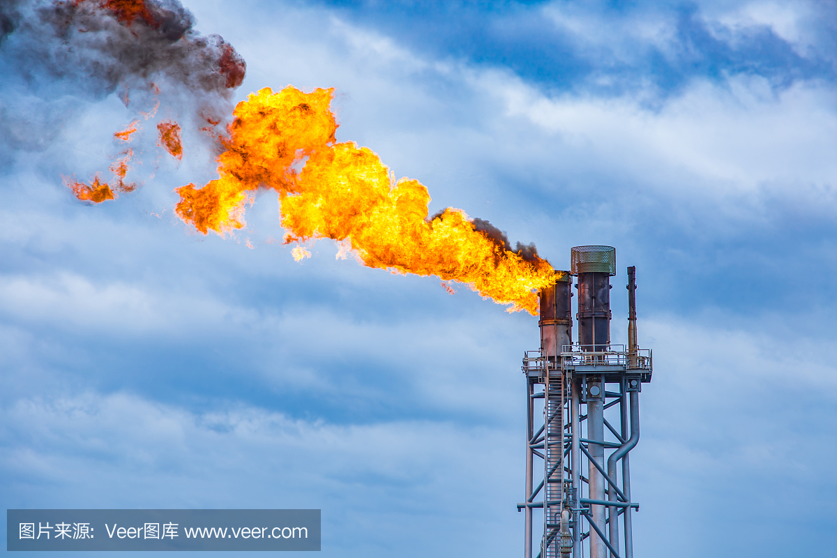 在石油和天然气中央处理平台的燃烧烟囱上燃烧