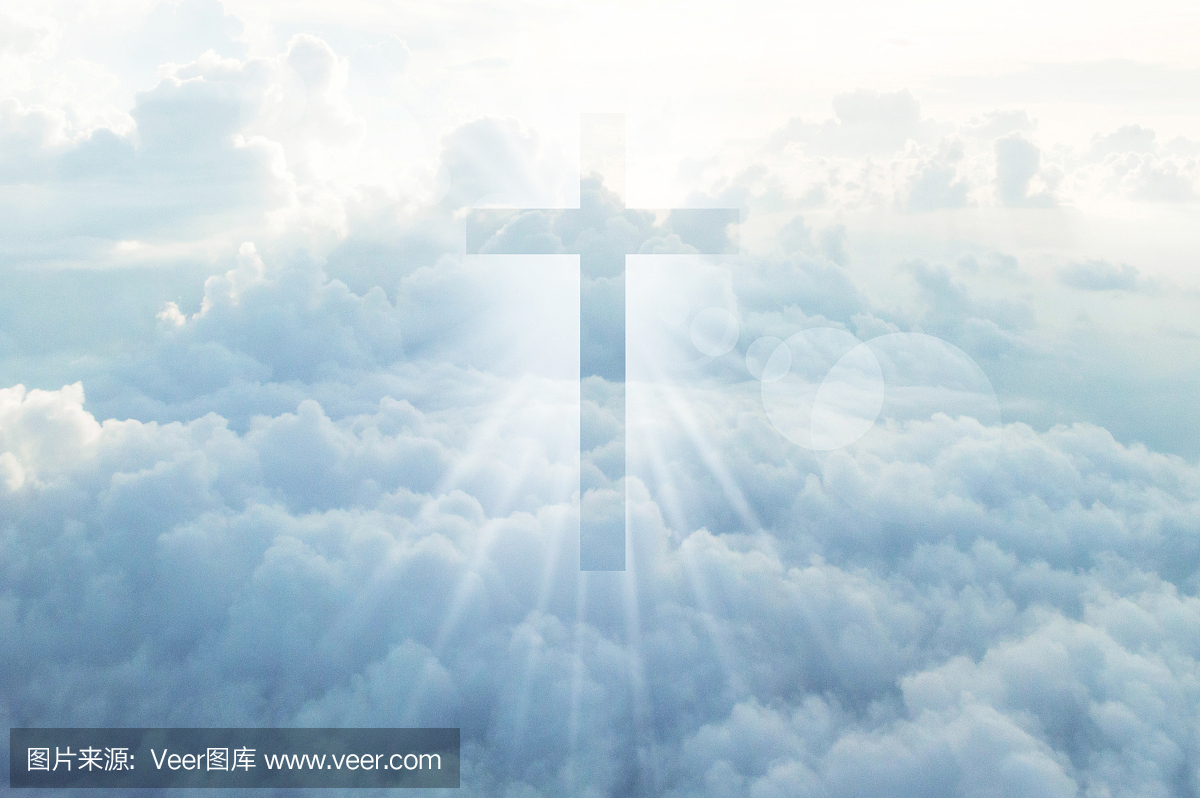 基督教十字架在天空中显得光明