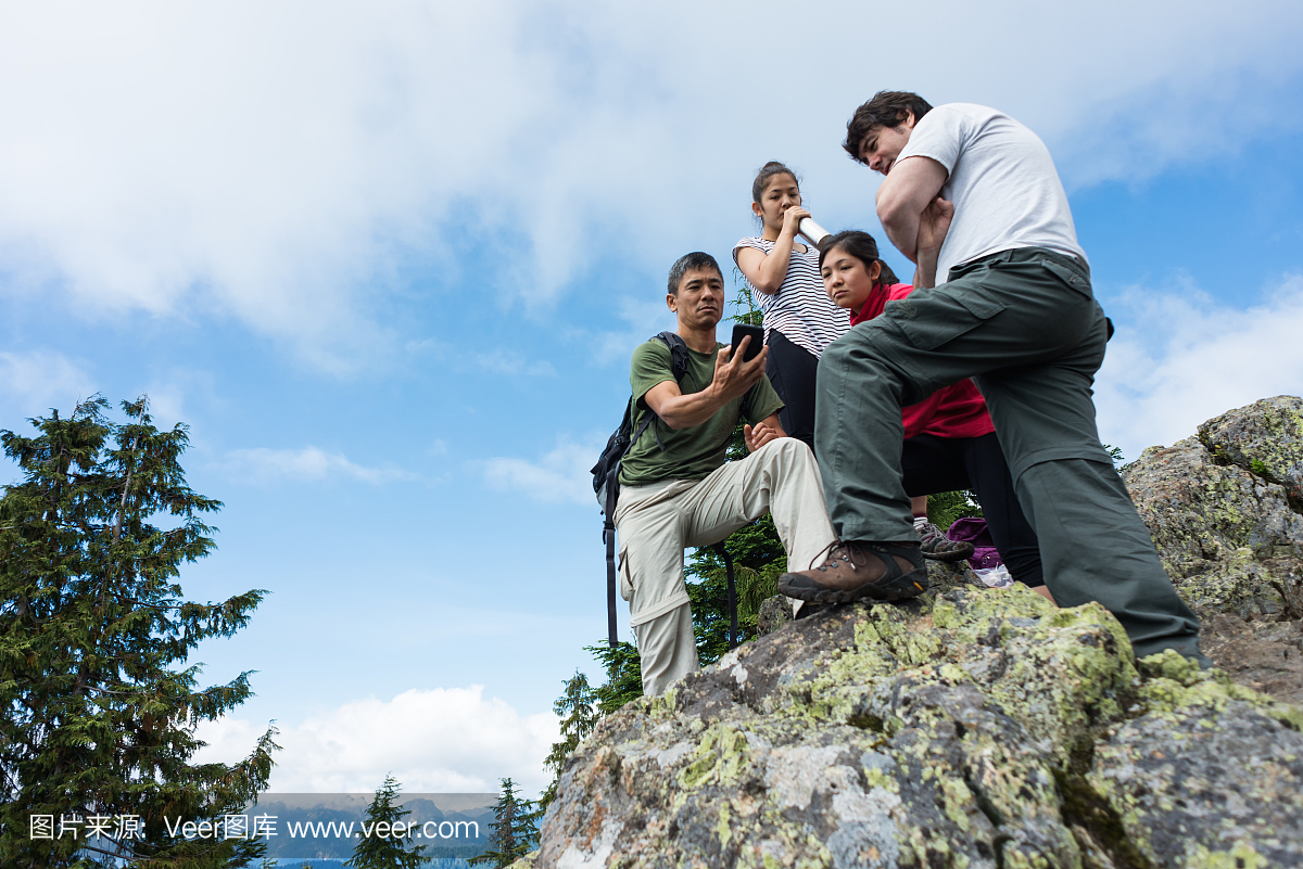 背包客使用智能手机上的映射应用来查找位置