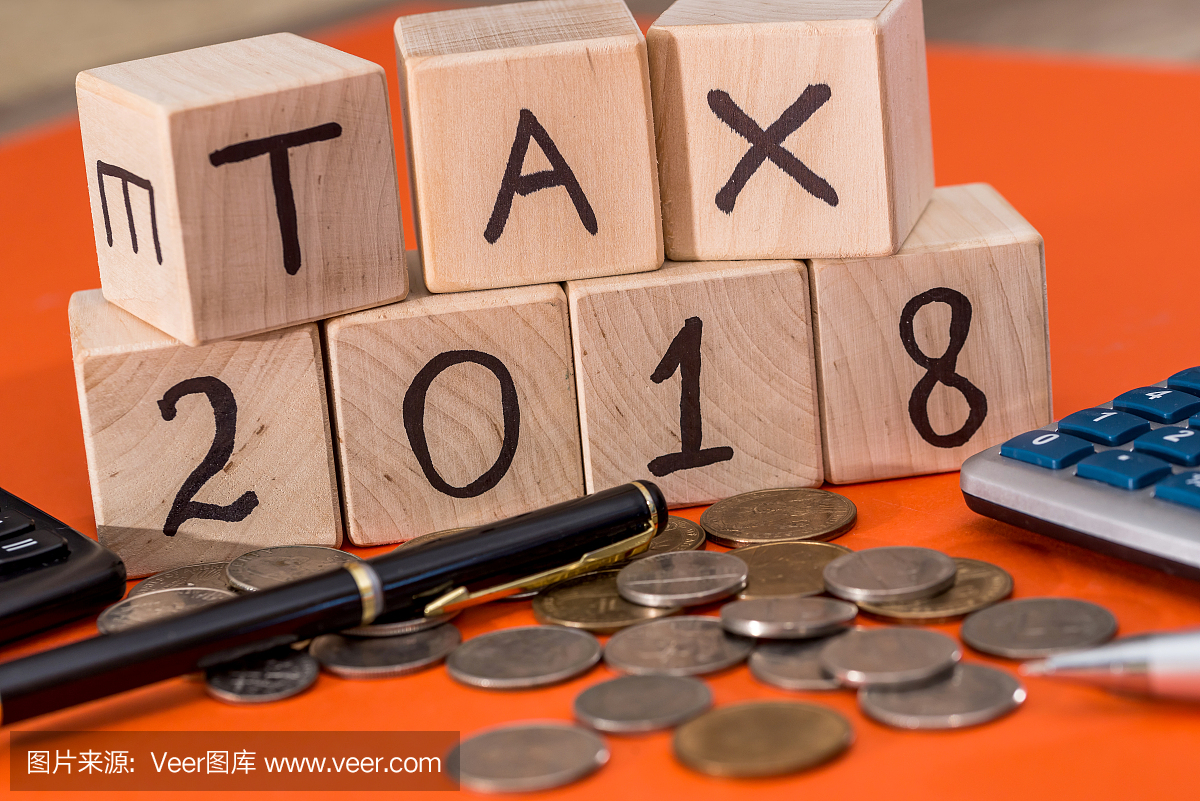 税2018木制立方体与硬币,笔和计算器上橙色孤