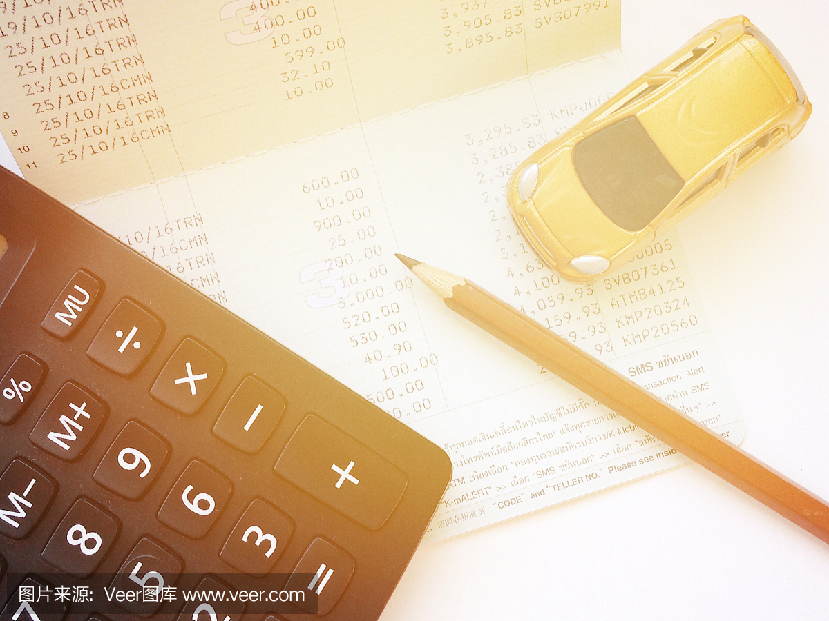 微型汽车模型,计算器和储蓄账簿或财务报表在