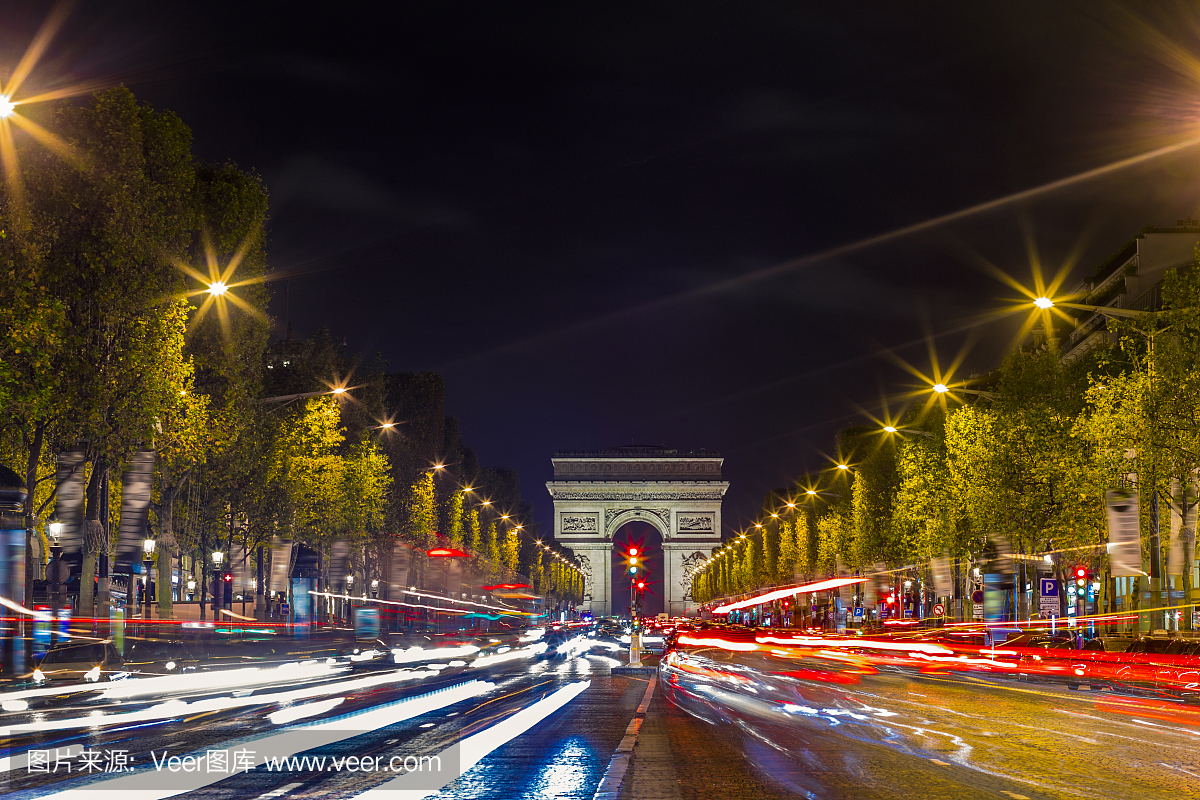 照亮凯旋门和巴黎香榭丽舍大道。着名的旅游地