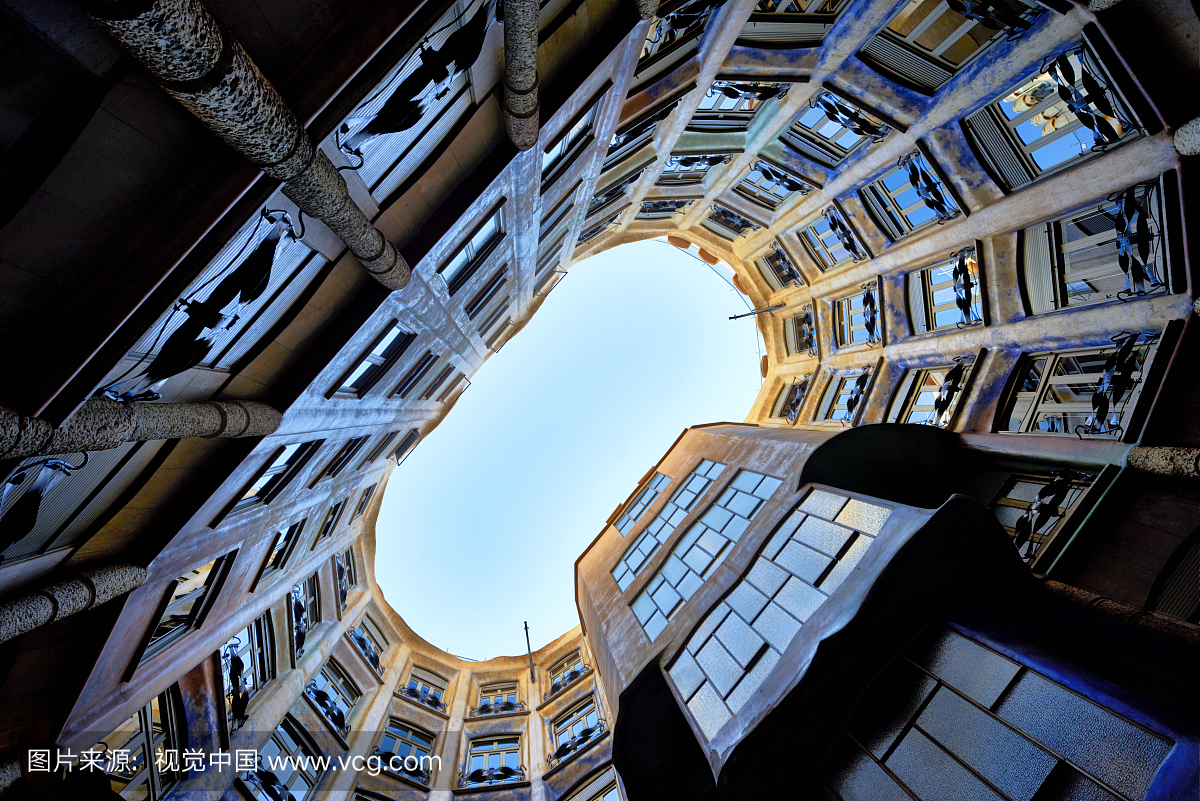 低角度在巴塞罗那市中心,旧城区