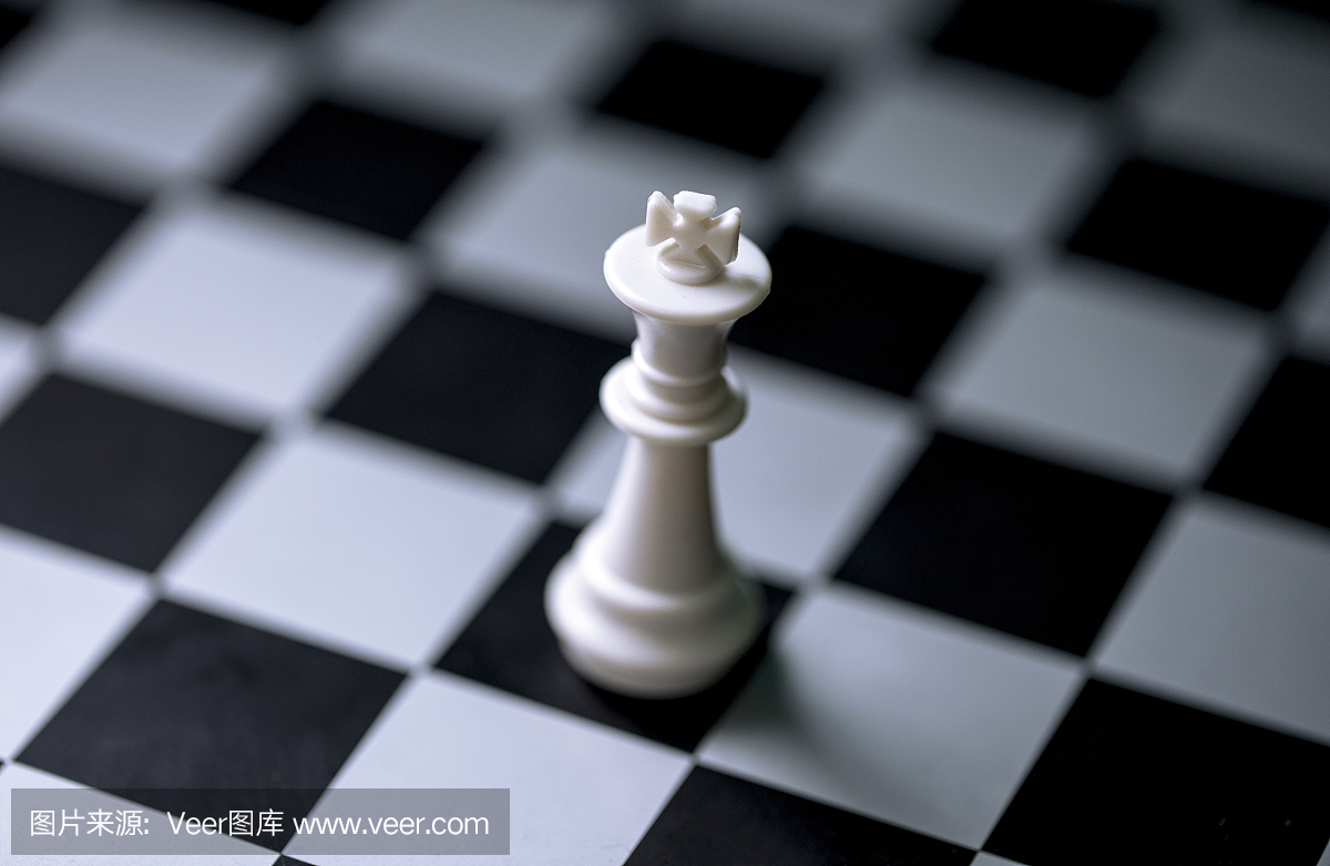 国际象棋棋盘上的白色国王。在方格板上的国际