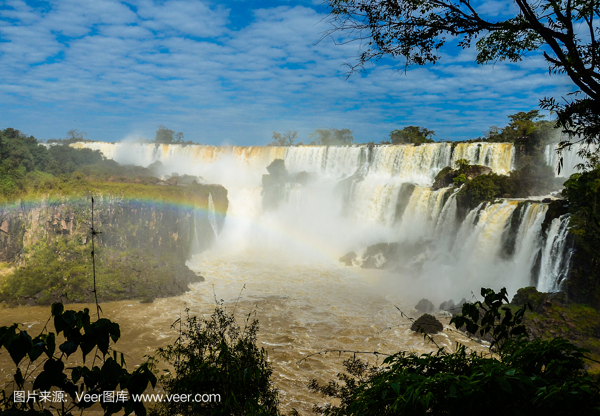 在阳光明媚的日子,彩虹的伊瓜苏瀑布的壮丽景