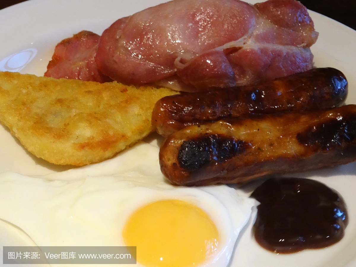 全英文油炸早餐,香肠,培根,油煎的鸡蛋,散发棕色
