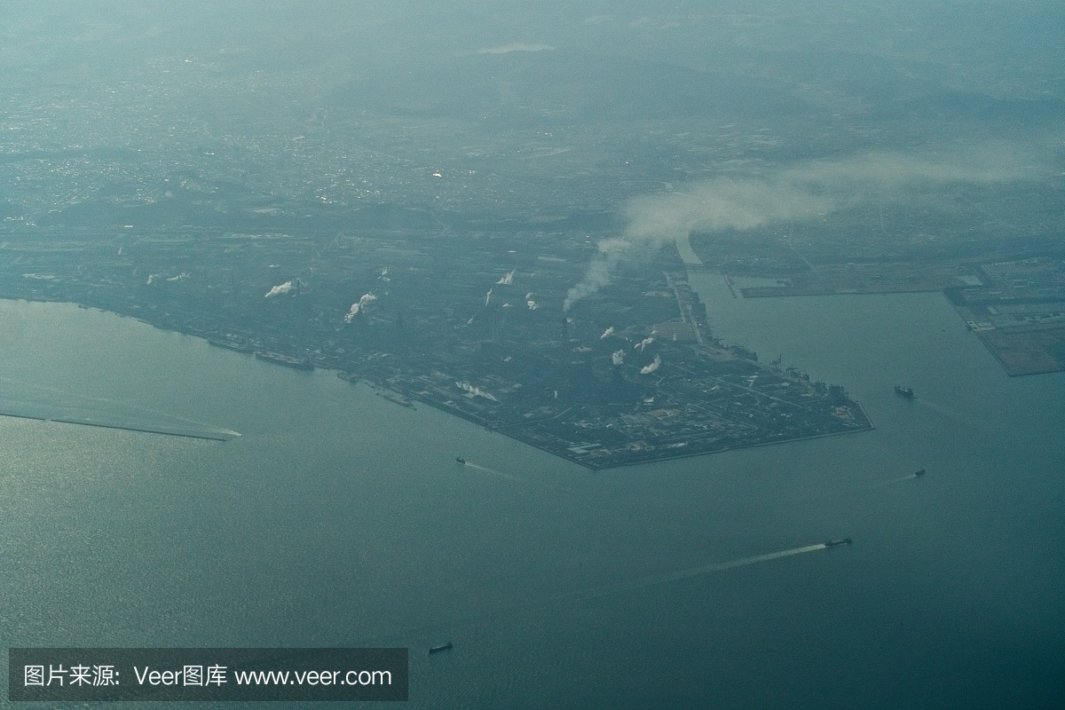 东京湾和工厂区域在日本千叶县的君津市从飞机