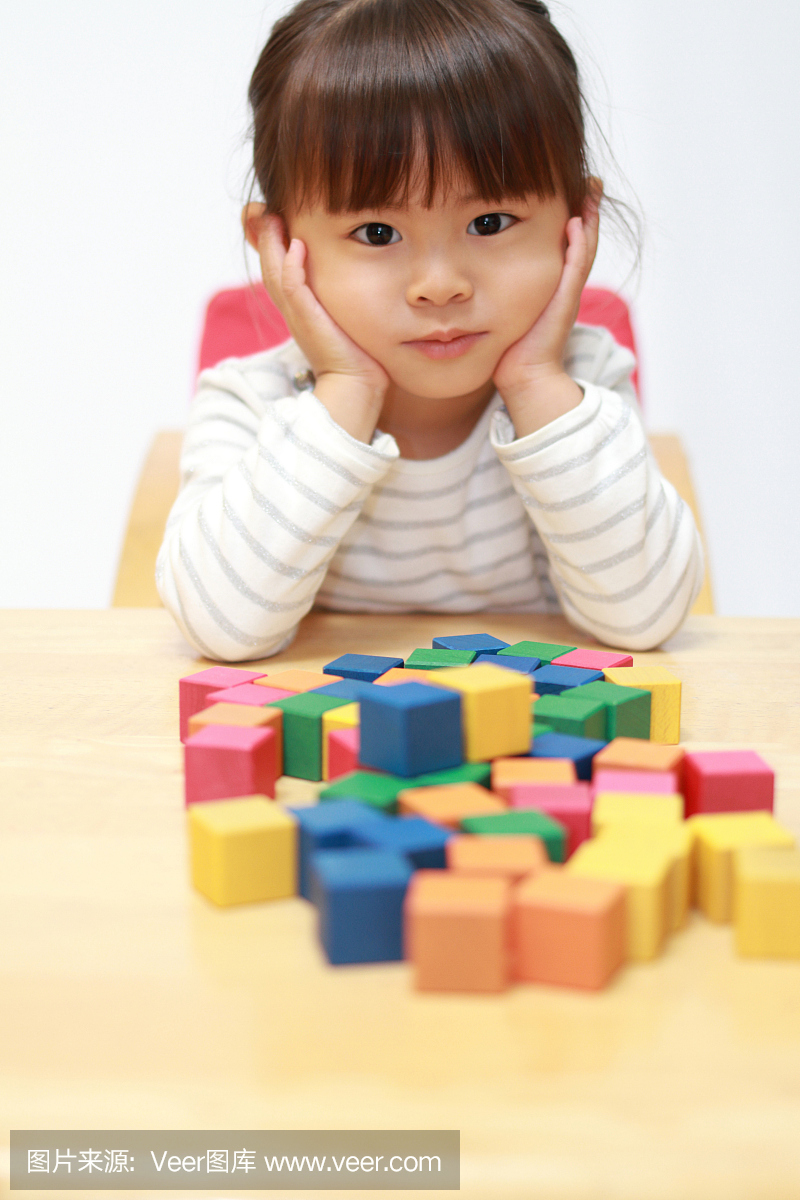 日本女孩玩积木(3岁)