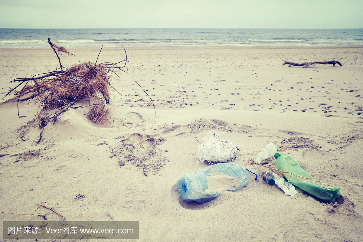 留在沙滩上的垃圾,环境污染的概念。