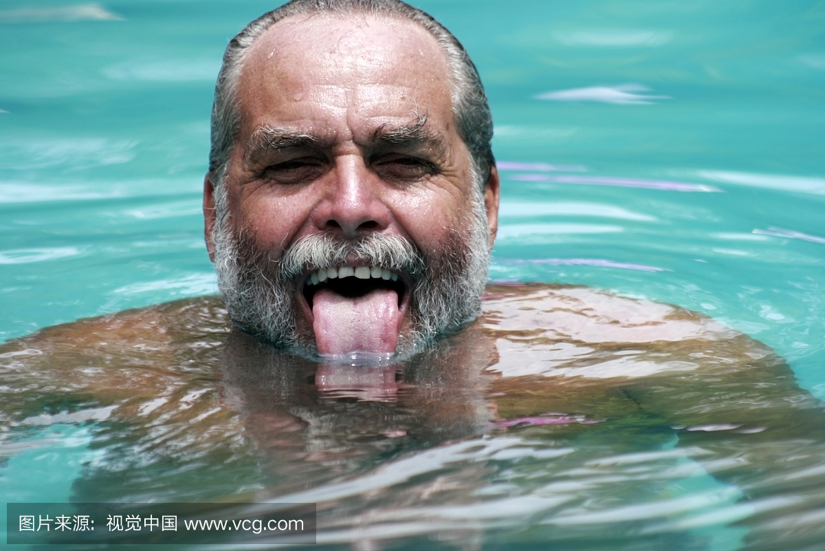 乌拉圭,一个成熟的男人在游泳池伸出舌头