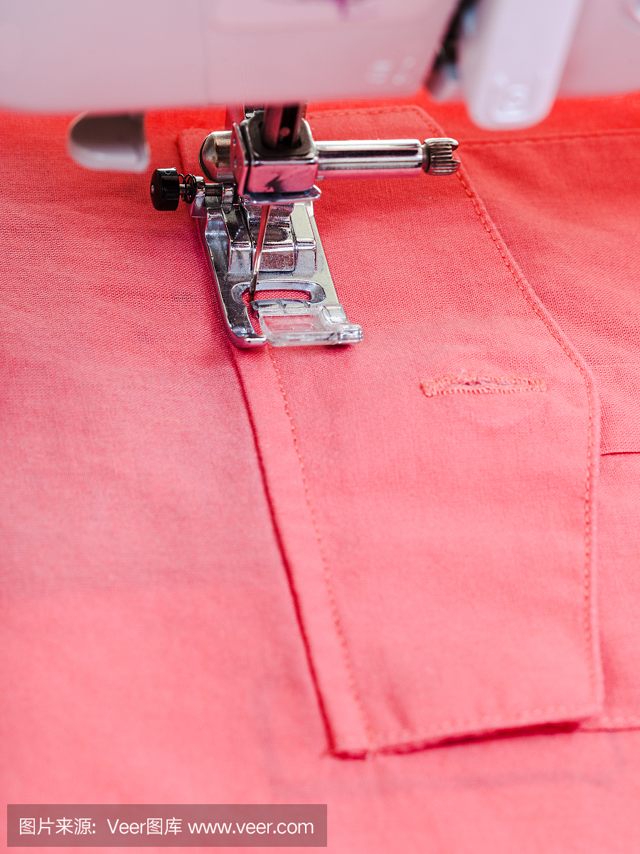 将口袋连接到缝纫机上的红色上衣