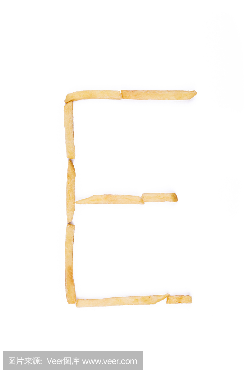 字母E写在炸薯条上。字母信食物。