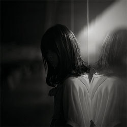 躲在角落里哭泣的女人伤感的qq女生头像_面-7kb