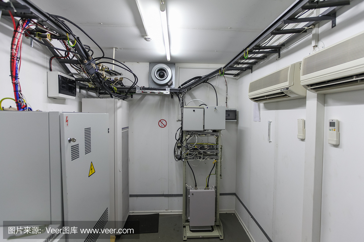 通信设备基础站的内部。