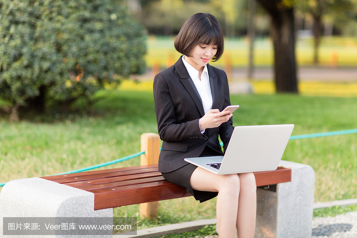 女孩蜇在公园办公室