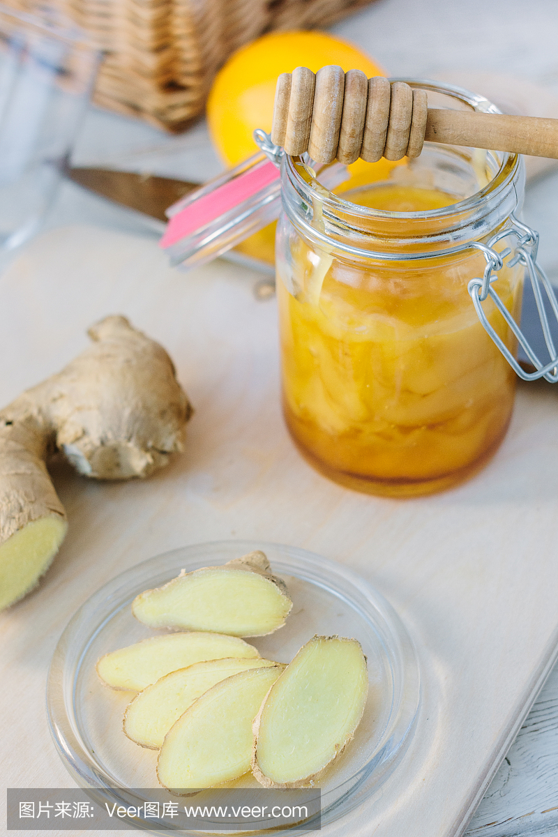 切片姜和蜂蜜在木板上。