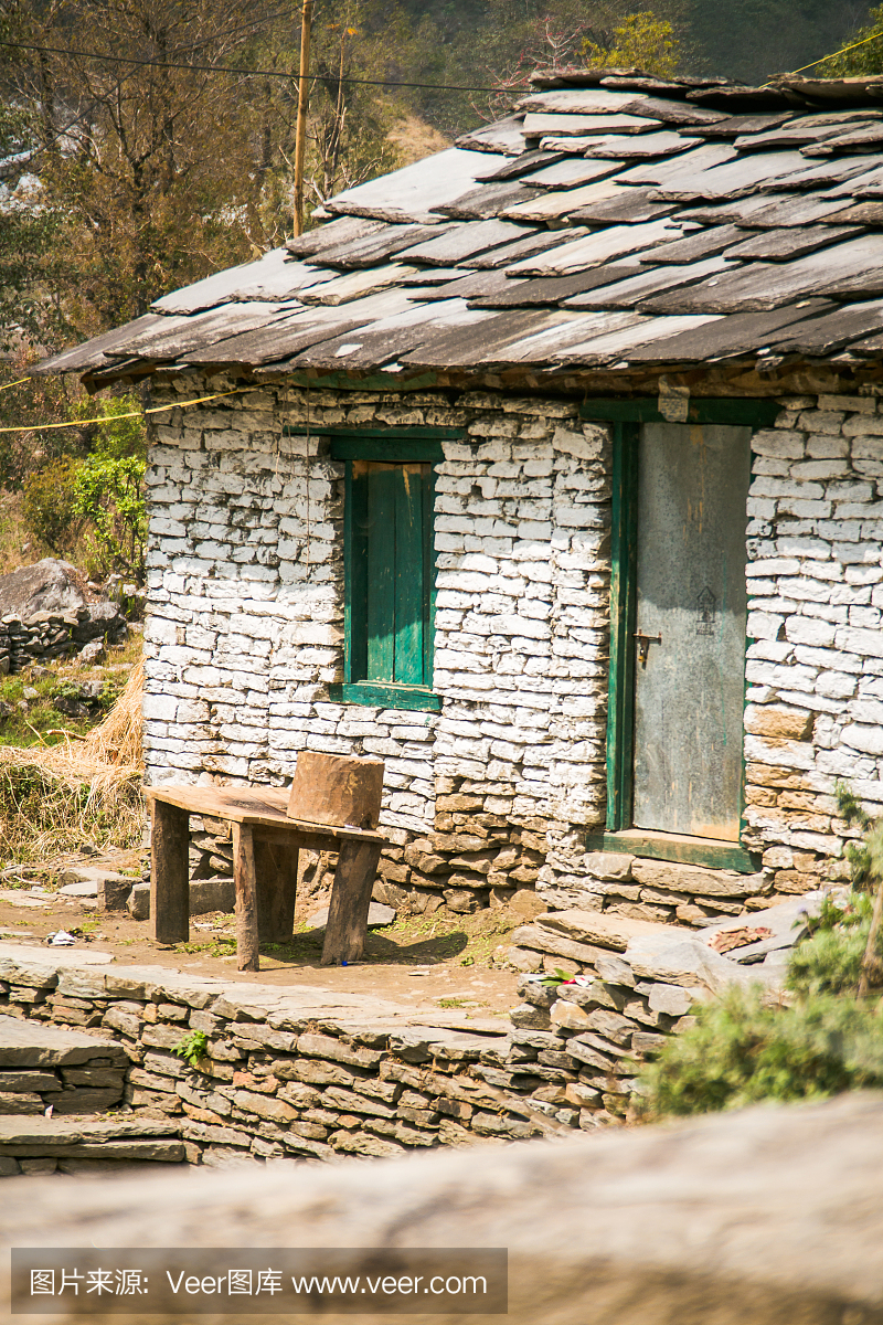 尼泊尔,2017年3月:使用传统技术建造的住宅。