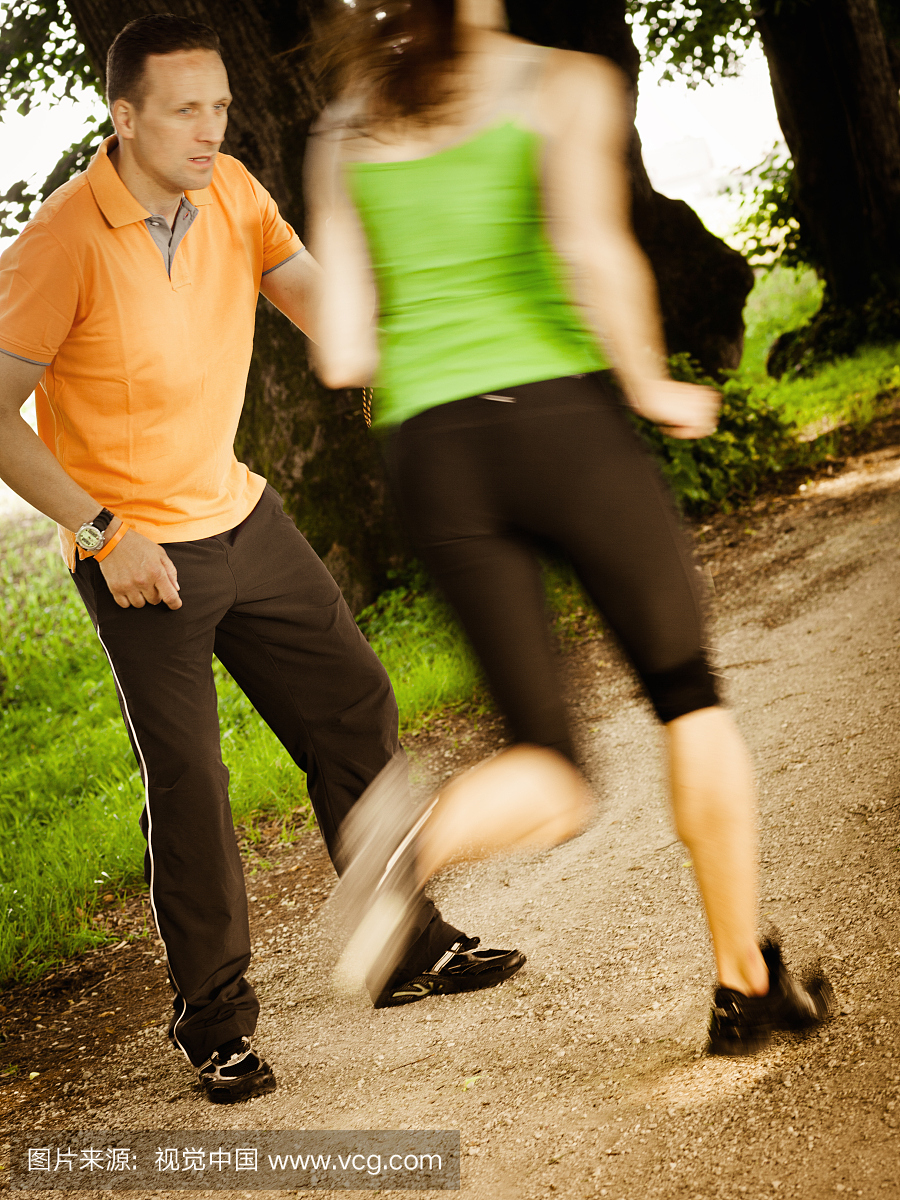 教练时间年轻女子短跑运动员