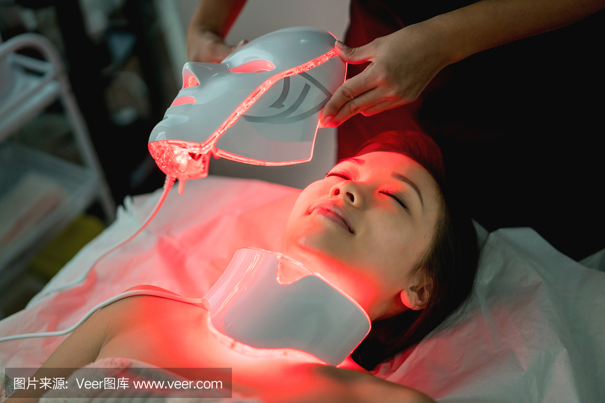 水疗中心的女人进行面部激光治疗