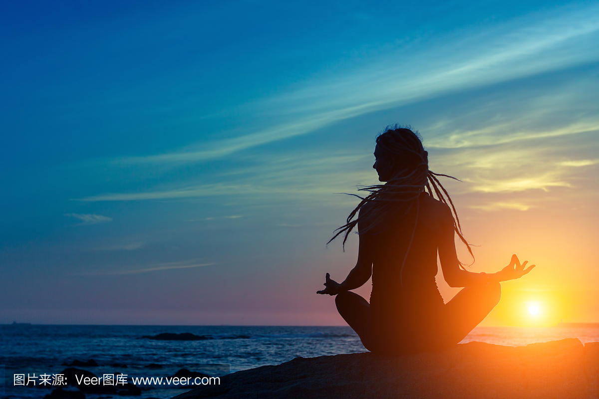 ga silhouette. Meditation woman on the ocean d