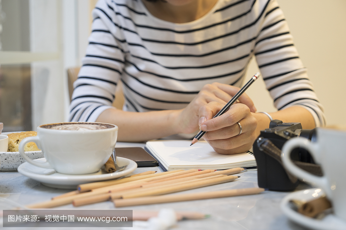 与智能手机联系业务团队的女商人和启动写营销