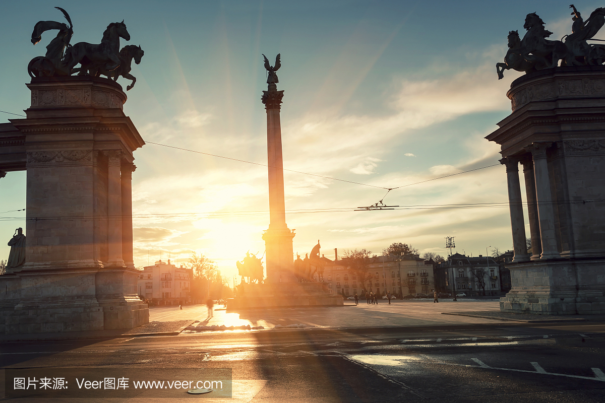 英雄广场在日落时在布达佩斯