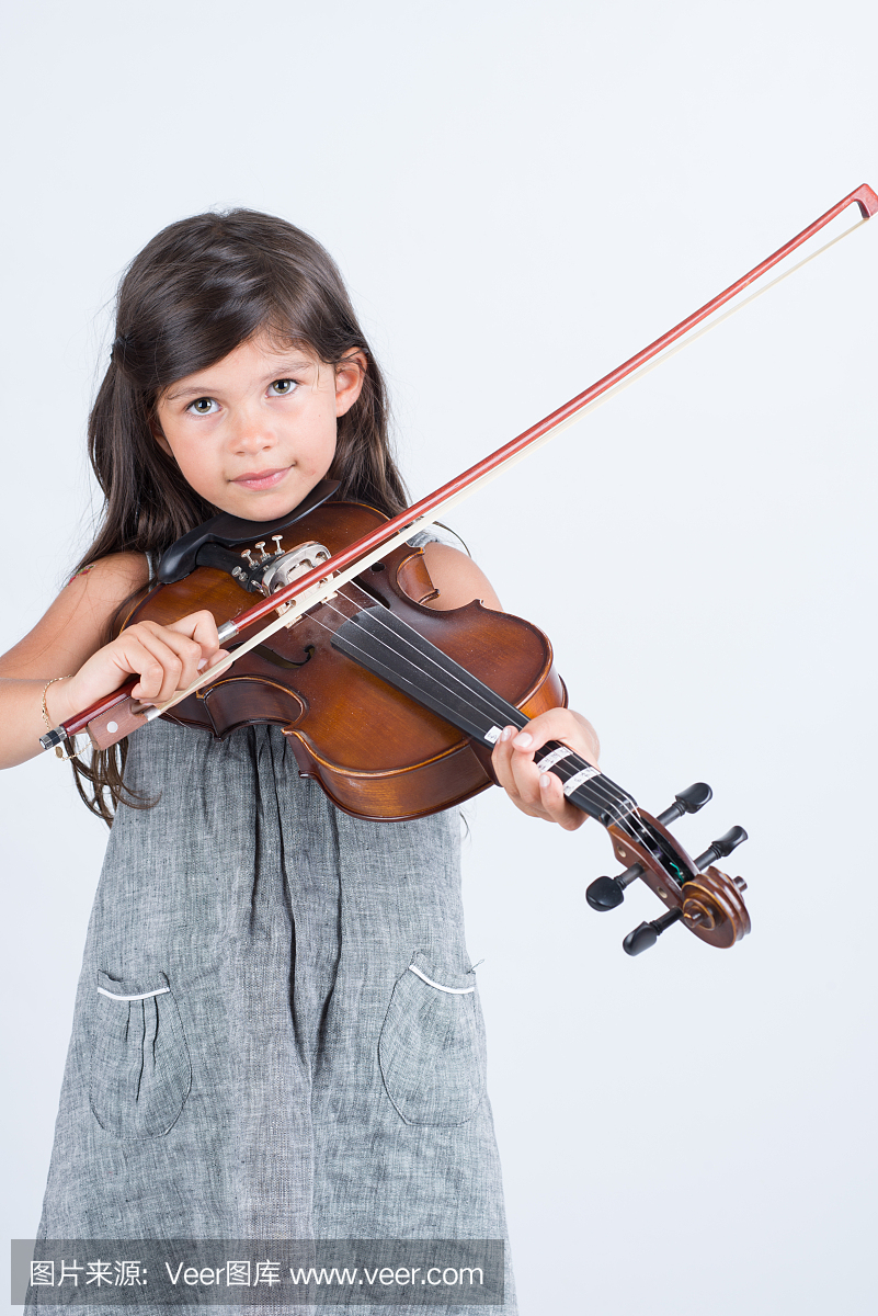 小女孩学小提琴
