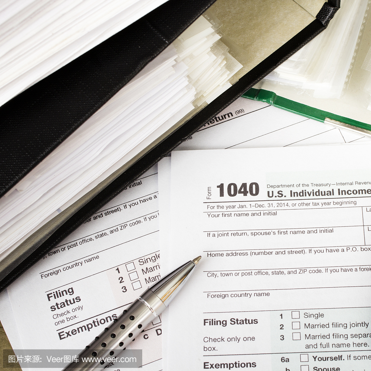 美国个人税表1040,带计算器和笔。