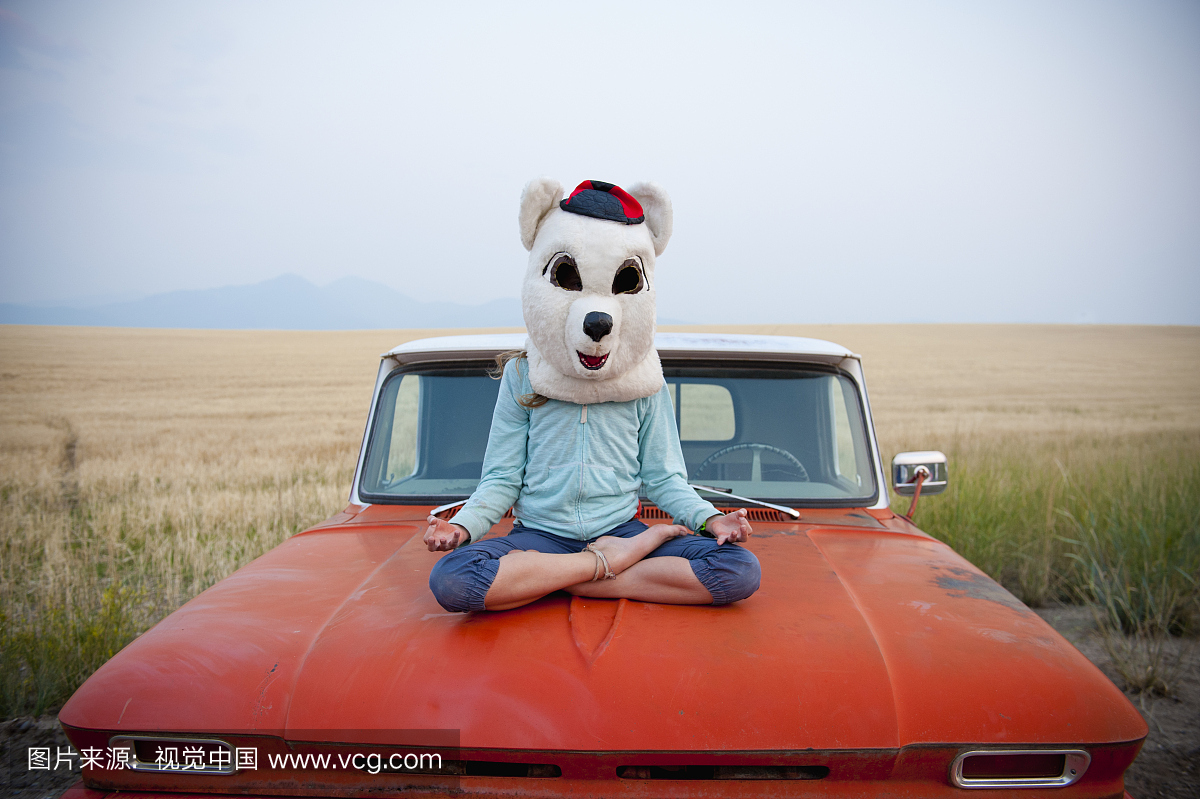 熊服装女孩在老卡车做瑜伽