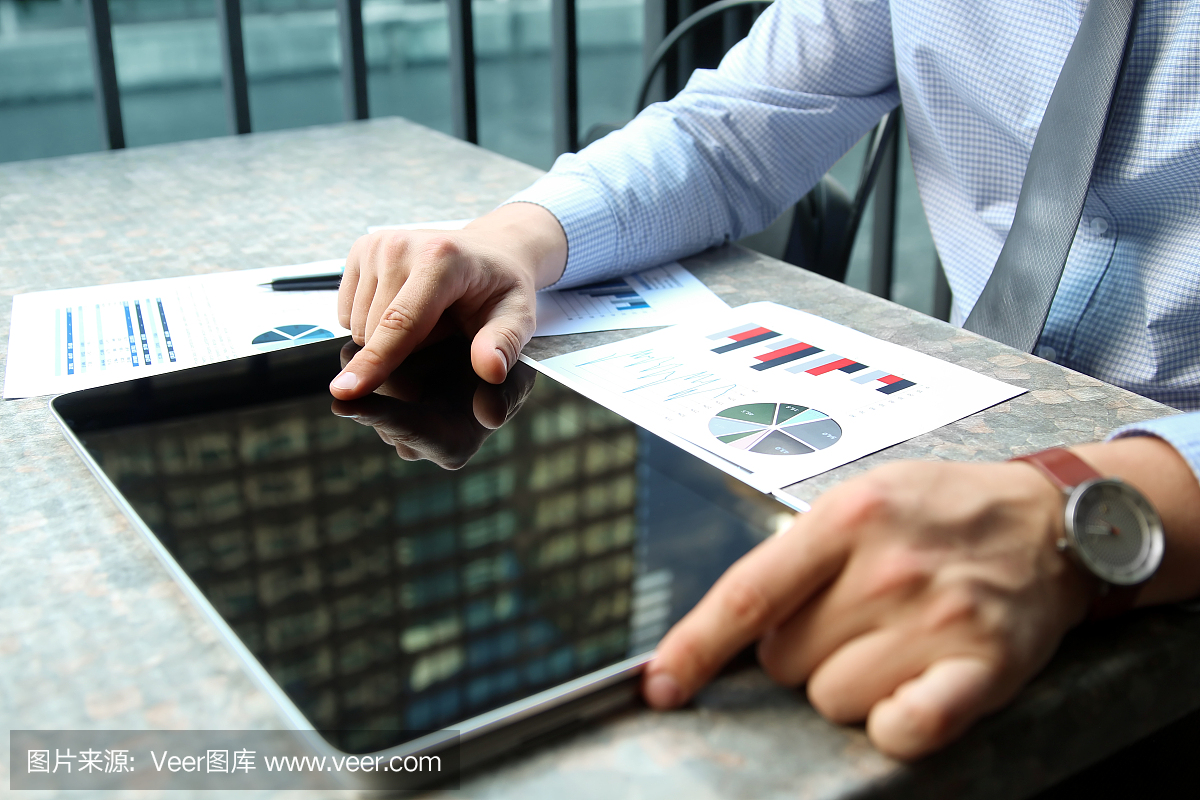 商务人员在笔记本电脑外面工作和分析财务数据